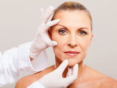 Cosmetologista examina a pele facial do paciente